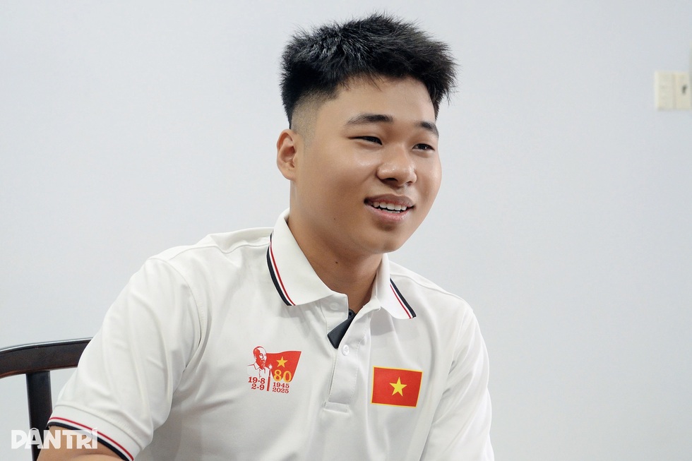 Nam sinh gây sốt nhờ giọng hiếm, hát nhạc đỏ được ví với NSND Trung Đức - 1 Nam sinh gây sốt nhờ giọng hiếm, hát nhạc đỏ được ví với NSND Trung Đức - 1