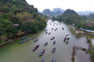 Non nước hữu tình ở chùa Hương ngày hội