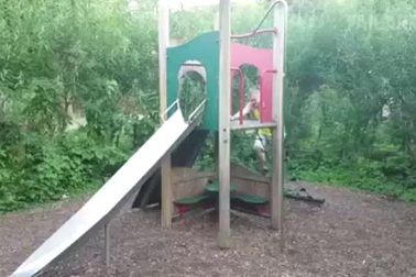 Những ông bố bà mẹ nghịch hơn cả trẻ con