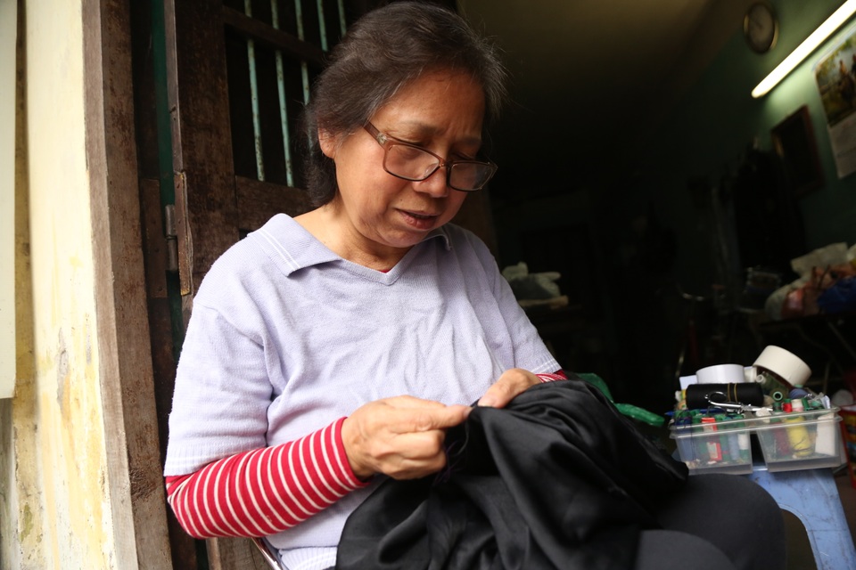 Người phụ nữ 42 năm làm nghề vá kỷ niệm giữa lòng Hà Thành - 11 Người phụ nữ 42 năm làm nghề vá kỷ niệm giữa lòng Hà Thành - 11