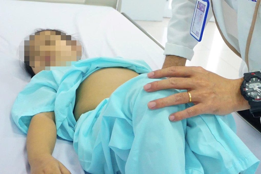Uống nhầm dung dịch tẩy sơn móng tay, cháu bé 23 tháng tuổi lâm nguy - 1 Uống nhầm dung dịch tẩy sơn móng tay, cháu bé 23 tháng tuổi lâm nguy - 1