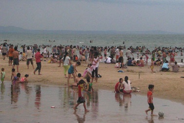 Các bãi biển ngày lễ “hút” khách nhí 