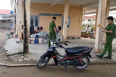 Đang ngủ, bị 2 tên kề dao vào cổ cướp tiền