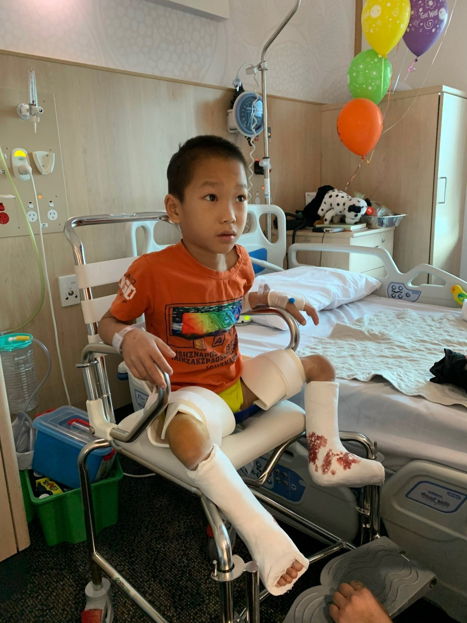 Cậu bé Nùng liệt 2 chân đổi đời nhờ người mẹ nuôi - 5 Cậu bé Nùng liệt 2 chân đổi đời nhờ người mẹ nuôi - 5