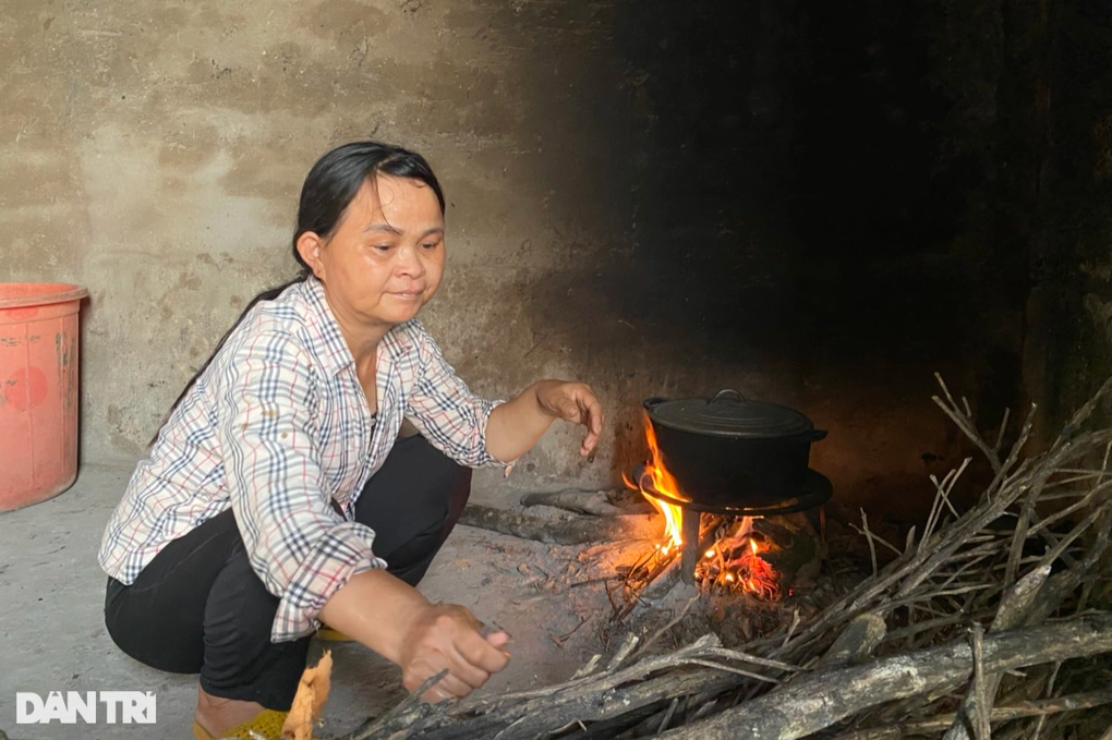 Mẹ đau yếu, bố liệt nửa người, 2 đứa trẻ run rẩy ước mơ không phải bỏ học - 4 Mẹ đau yếu, bố liệt nửa người, 2 đứa trẻ run rẩy ước mơ không phải bỏ học - 4