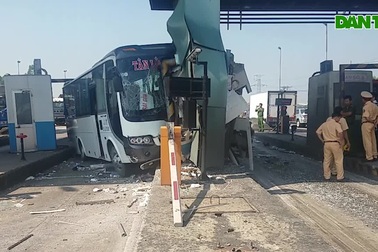 Xe khách tông nát 2 cabin trạm thu phí cao tốc TPHCM-Trung Lương