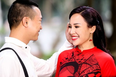 Không ngại chồng ghen, Khánh Ly "tình tứ" cùng Minh Vương