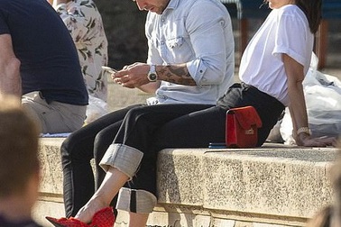 Victoria Beckham đi giày cao gót ra biển