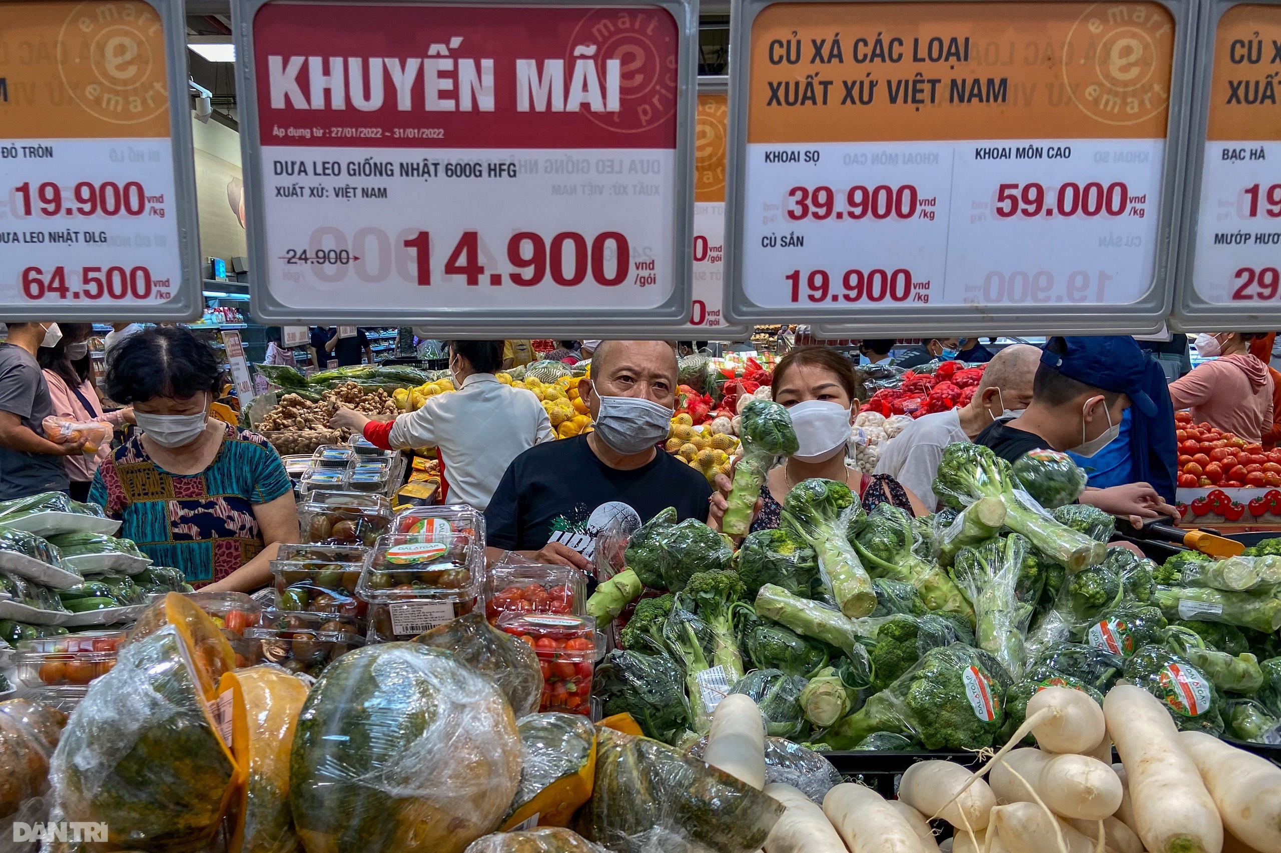 Khách chen chân xếp hàng 2 giờ mới đến lượt thanh toán tại siêu thị ở TPHCM - 3 Khách chen chân xếp hàng 2 giờ mới đến lượt thanh toán tại siêu thị ở TPHCM - 3