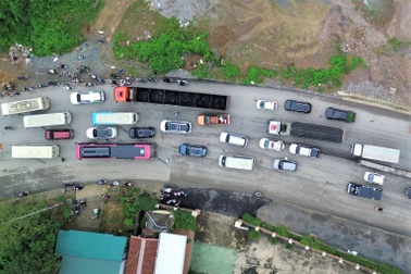 Nổ mìn phá đá "cắt cua tay áo" trên dốc Cun tử thần