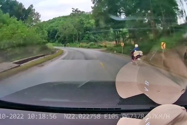 Xe tải vượt ẩu đoạn góc cua suýt gây tai nạn nghiêm trọng