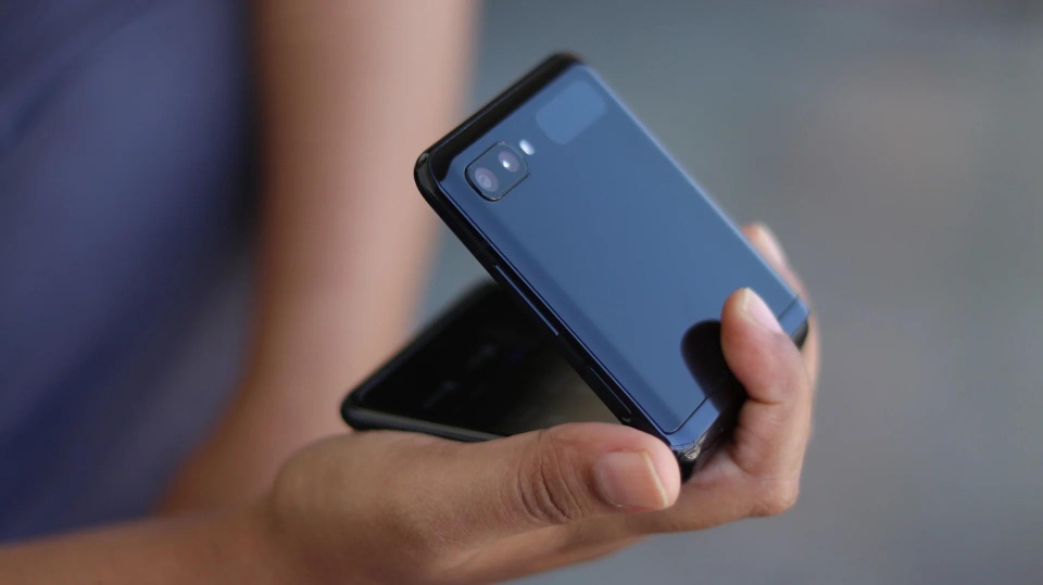 Samsung sắp ra mắt smartphone giá rẻ có màn hình gập - 1 Samsung sắp ra mắt smartphone giá rẻ có màn hình gập - 1