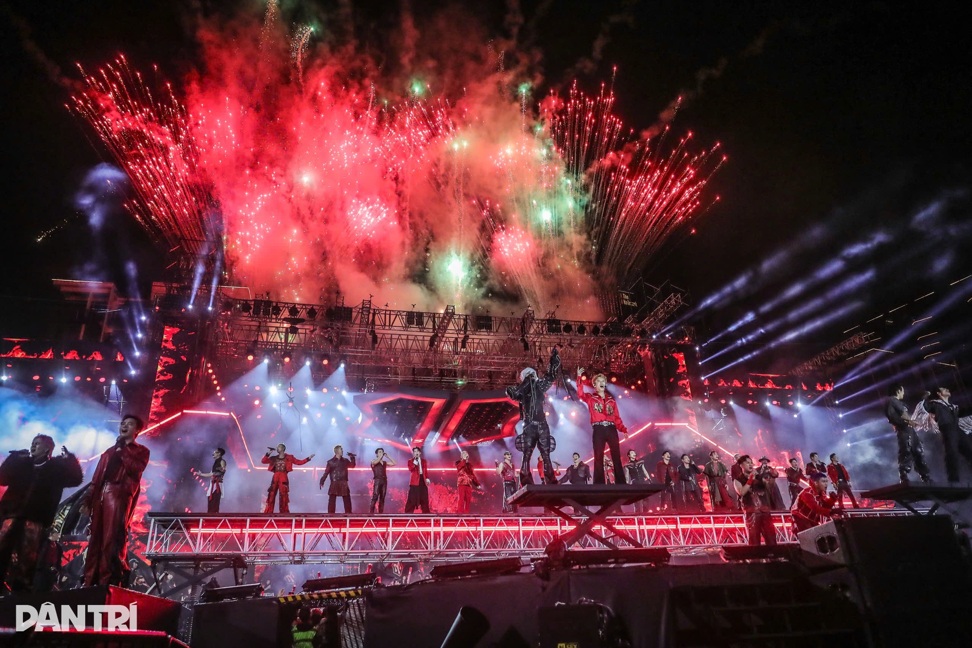 Concert Anh trai vượt ngàn chông gai: Tự Long quỳ gối cảm ơn khán giả - 1 Concert Anh trai vượt ngàn chông gai: Tự Long quỳ gối cảm ơn khán giả - 1