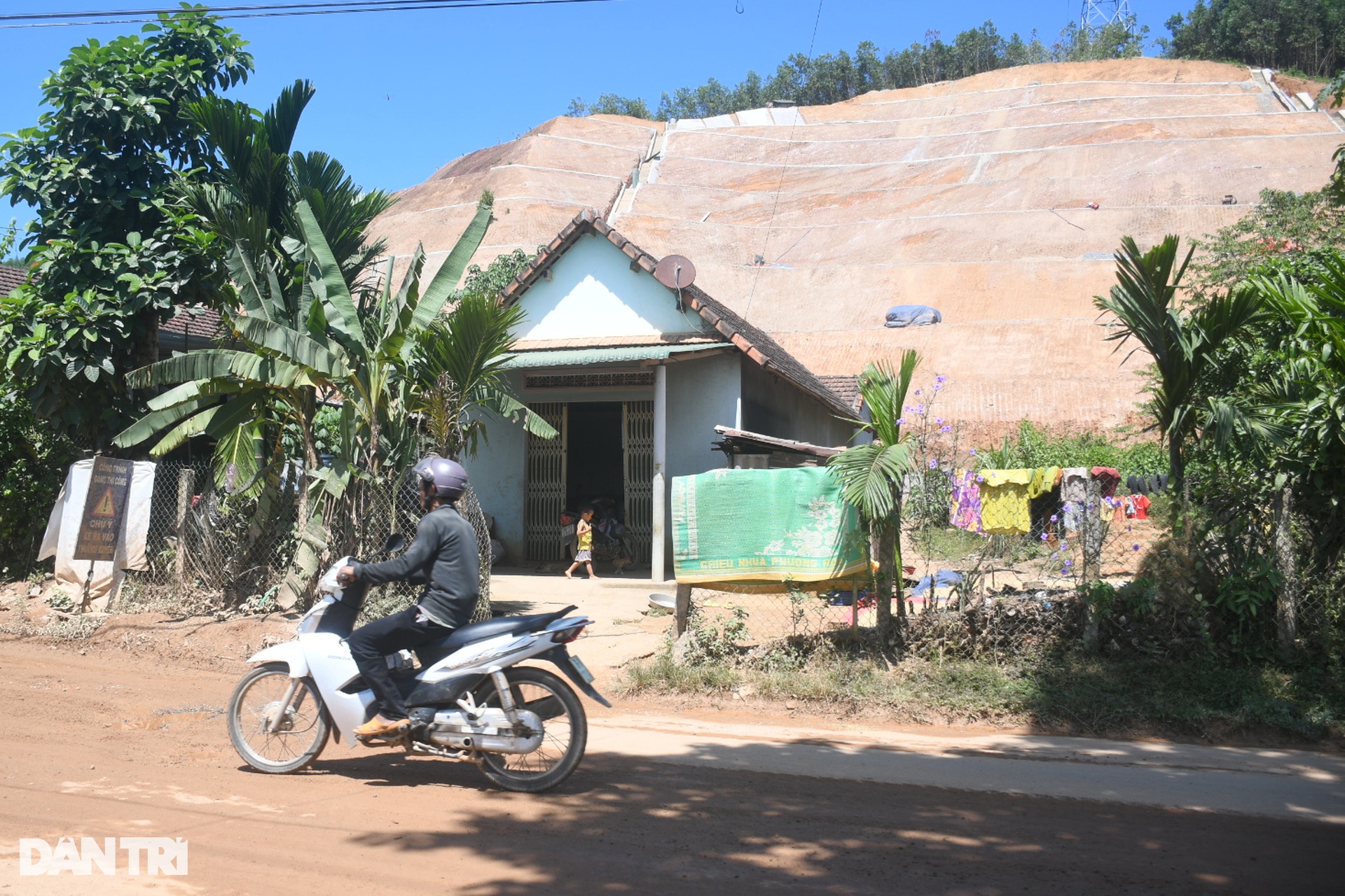 Huyện chi 14 tỷ đồng bạt núi chống sạt lở, bảo vệ 5 hộ dân ở Quảng Ngãi - 2 Huyện chi 14 tỷ đồng bạt núi chống sạt lở, bảo vệ 5 hộ dân ở Quảng Ngãi - 2
