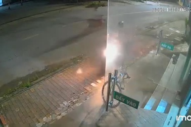 Thanh niên lấy trộm xe đạp trong chớp mắt