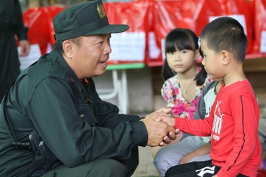 Công an TPHCM tặng quà, hỗ trợ dọn dẹp trường học sau bão lũ