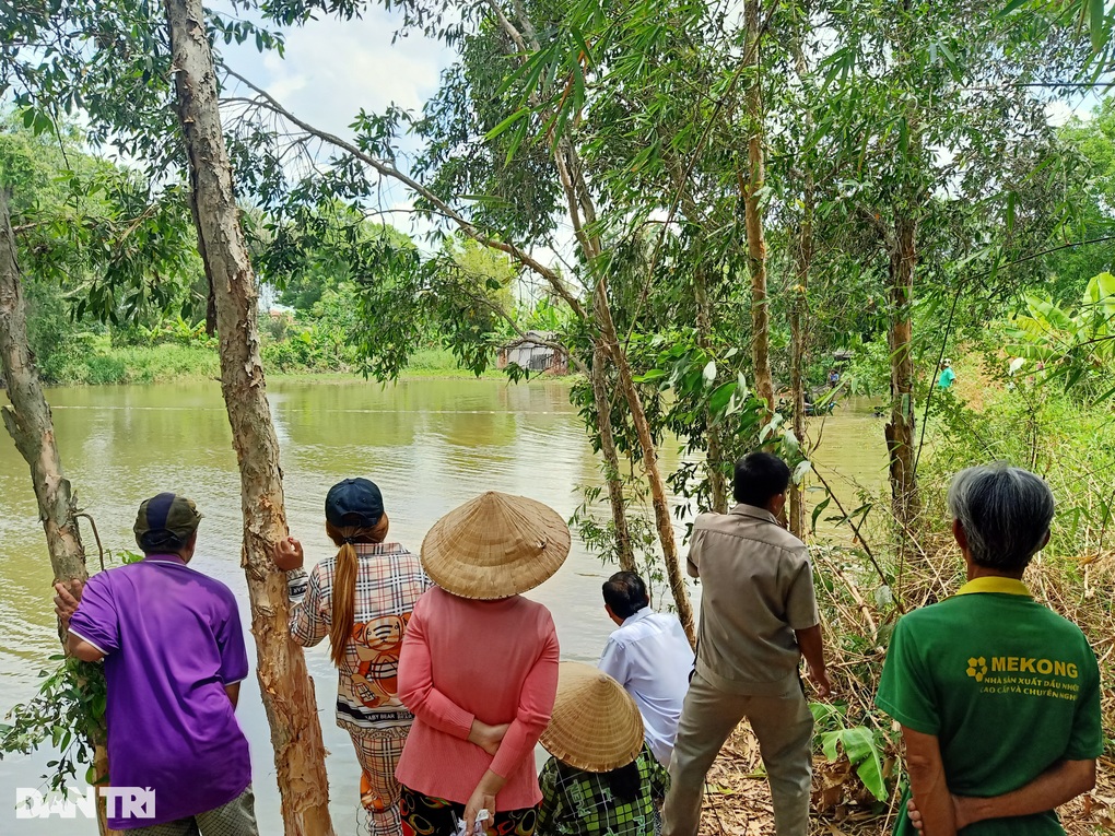 Đang vây bắt con cá sấu lớn dưới ao cá - 4 Đang vây bắt con cá sấu lớn dưới ao cá - 4