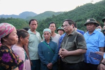 Thủ tướng bật khóc khi đến hiện trường vụ lũ quét ở Làng Nủ