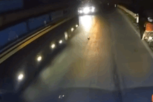 Vượt ẩu, xe máy lao thẳng vào đầu ô tô trong tình huống cực nguy hiểm