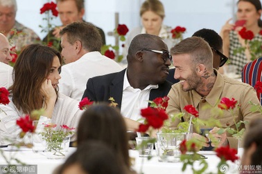 David Beckham nhìn vợ đắm đuối sau tin đồn ly dị