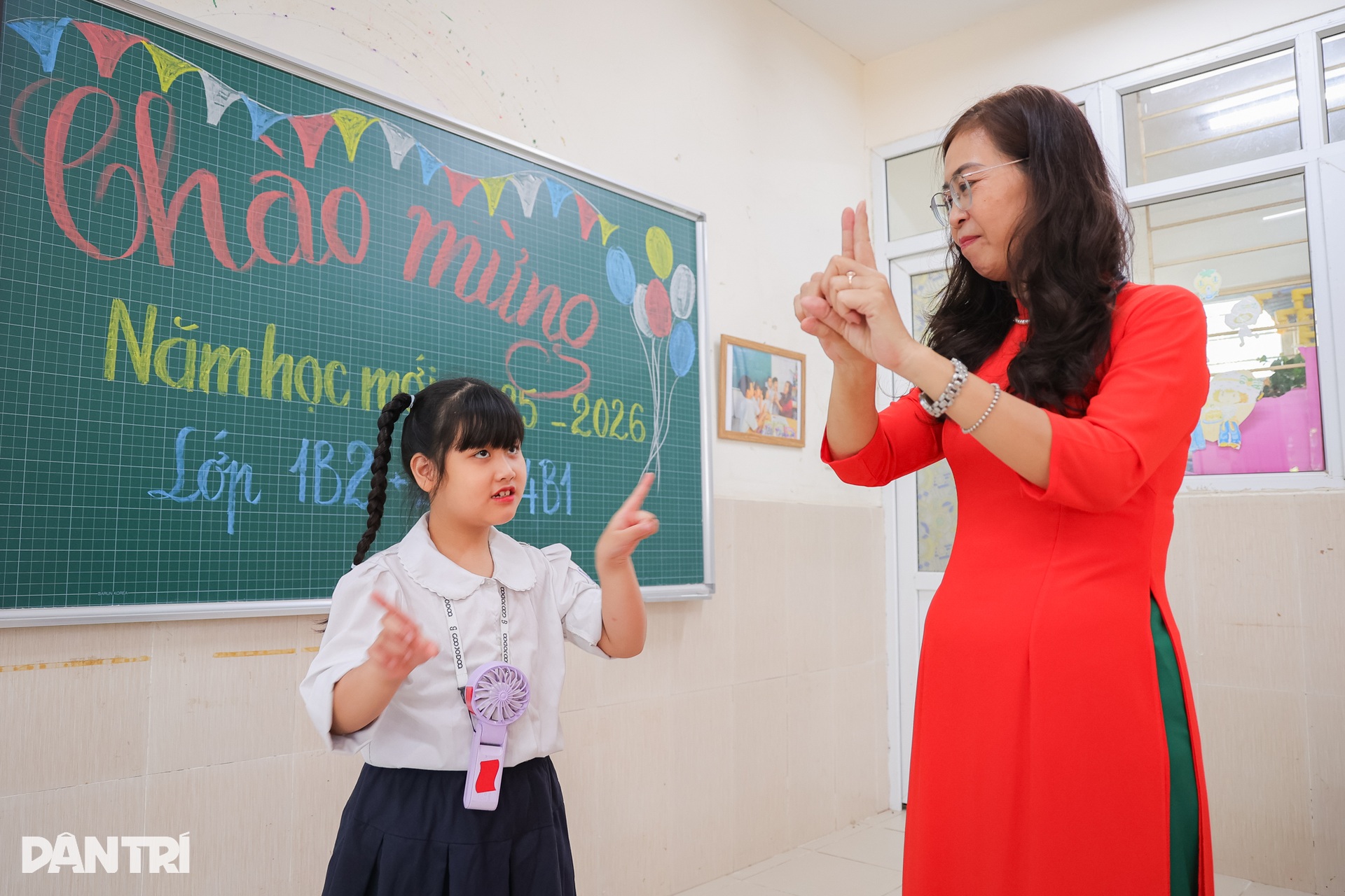 Hà Nội: Lễ khai giảng đặc biệt của những học sinh hát Quốc ca bằng tay - 8