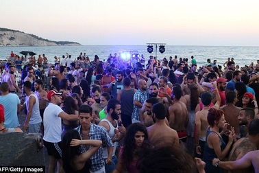 Hàng trăm người dự tiệc ở bãi biển Syria, dù cái chết cận kề