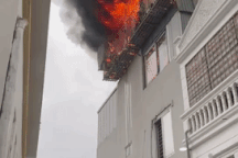 Nhà 5 tầng ở Hà Nội bốc cháy ngùn ngụt