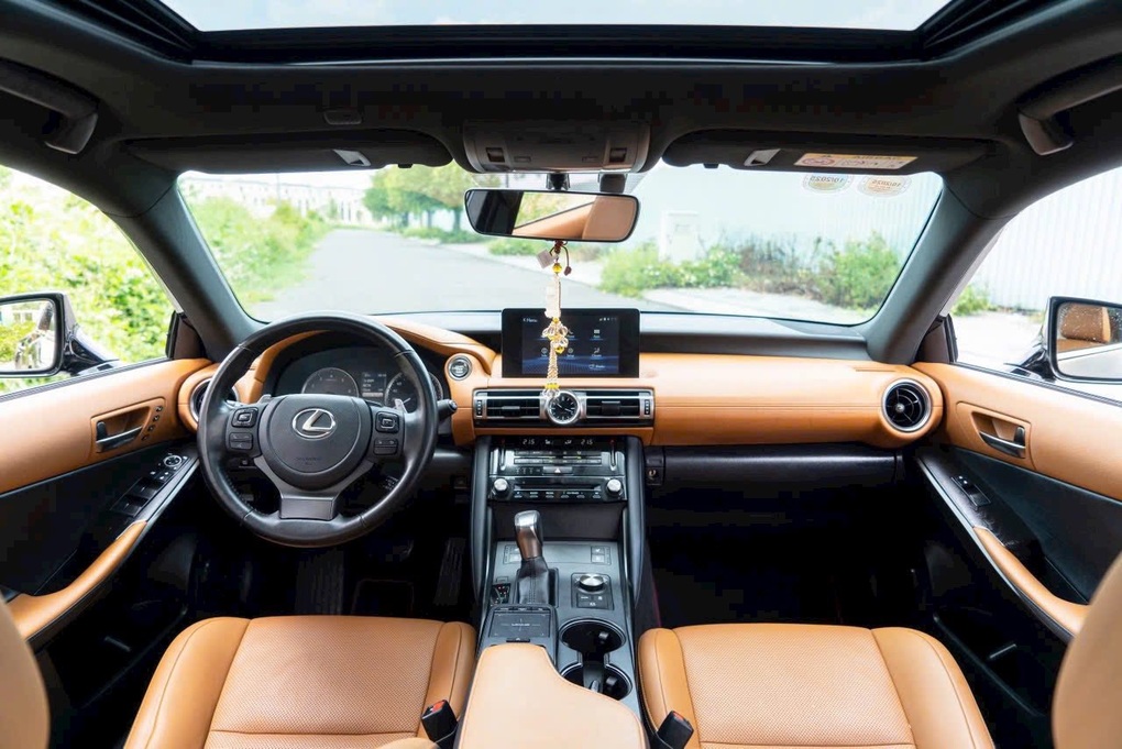 Bị hãng khai tử, Lexus IS chỉ mất giá 1 tỷ đồng sau 4 năm sử dụng - 3 Bị hãng khai tử, Lexus IS chỉ mất giá 1 tỷ đồng sau 4 năm sử dụng - 3