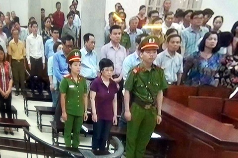 Cựu Đại biểu Quốc hội Châu Thị Thu Nga cố tránh mặt hàng trăm bị hại