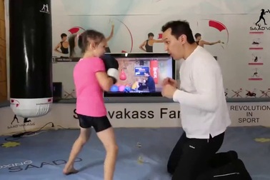 Phản xạ tuyệt vời của bé gái luyện đấm bốc