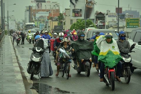 Sài Gòn bắt đầu mưa do ảnh hưởng bão số 16