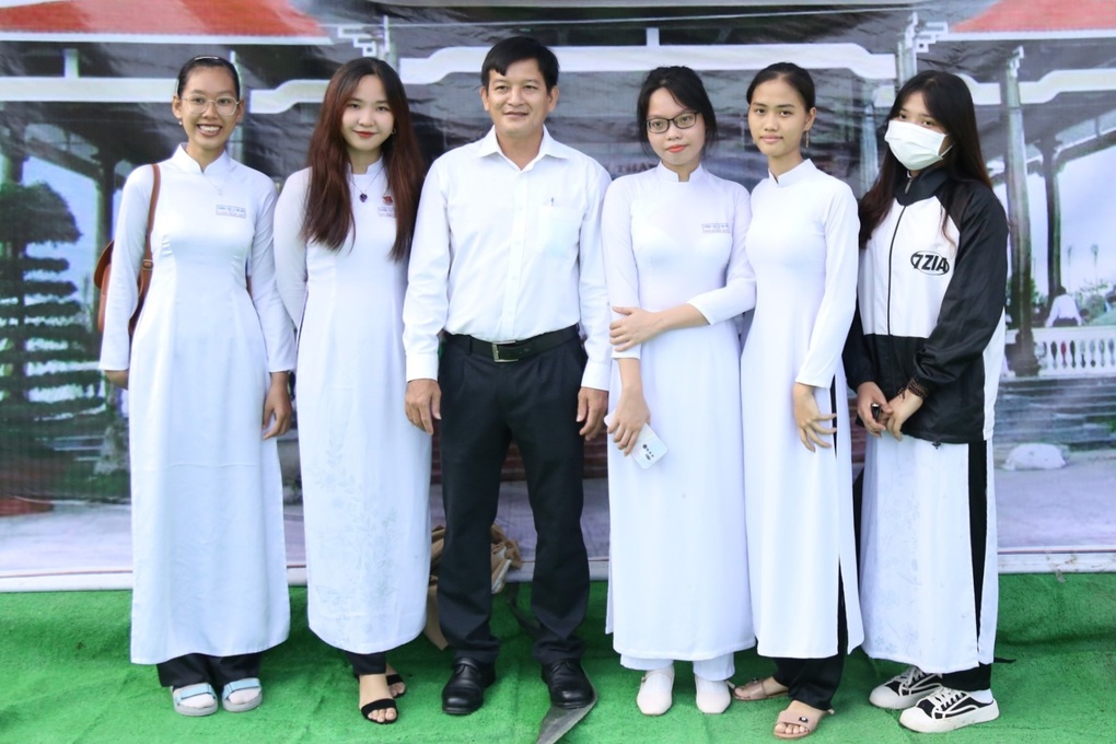 Thủ khoa Bạc Liêu: Chọn đại học ngành sư phạm để đỡ gánh nặng cho gia đình - 2 Thủ khoa Bạc Liêu: Chọn đại học ngành sư phạm để đỡ gánh nặng cho gia đình - 2