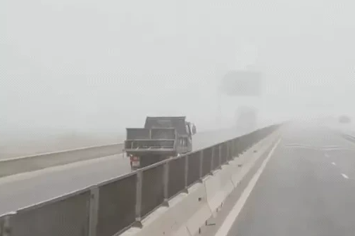 Truy tìm xe tải lao ngược chiều trên cao tốc trong sương mù dày đặc - 2