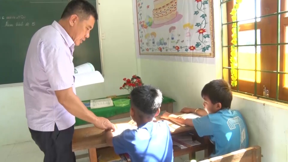 Thầy trò vùng cao căng mình theo đuổi con chữ giữa “chảo lửa” - 1 Thầy trò vùng cao căng mình theo đuổi con chữ giữa “chảo lửa” - 1