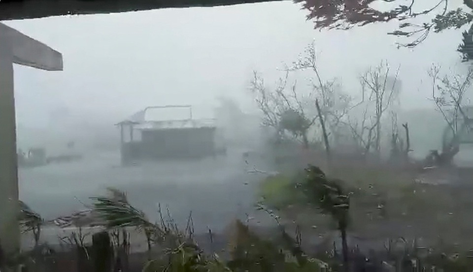Bão Vamco càn quét Phillippines, Manila tê liệt trong “biển” nước - 13 Bão Vamco càn quét Phillippines, Manila tê liệt trong “biển” nước - 13