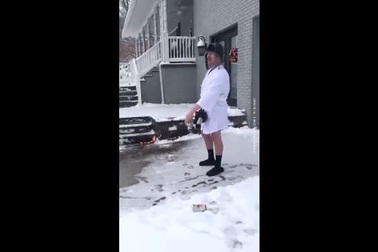 Dọn băng tuyết trước nhà bằng cách "độc" chưa từng thấy