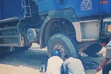 Va chạm với xe chở đất, 1 học sinh tử vong