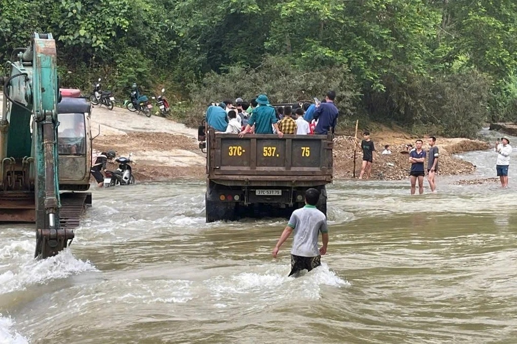 Dùng máy múc, xe công an và ô tô tải chở học sinh vượt lũ đi khai giảng - 2 Dùng máy múc, xe công an và ô tô tải chở học sinh vượt lũ đi khai giảng - 2