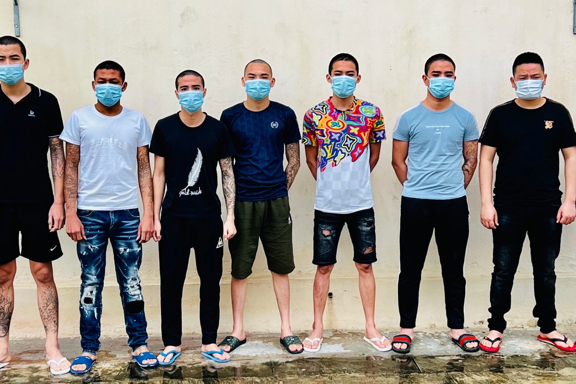 Đưa đàn em đến quán bi-a dàn trận hỗn chiến bằng súng - 1 Đưa đàn em đến quán bi-a dàn trận hỗn chiến bằng súng - 1