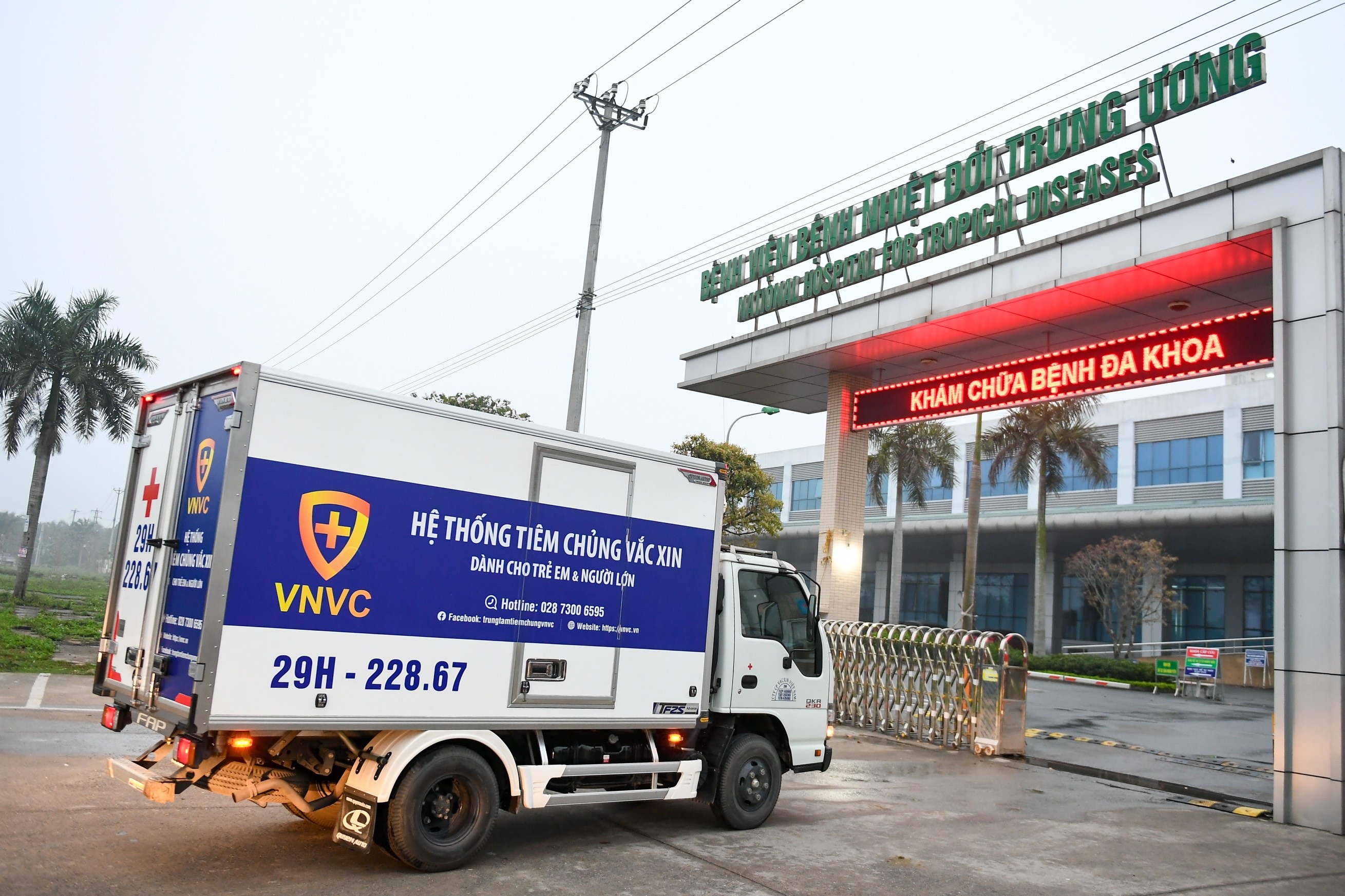 Cận cảnh những mũi tiêm vắc xin phòng dịch Covid-19 đầu tiên tại Việt Nam - 9 Cận cảnh những mũi tiêm vắc xin phòng dịch Covid-19 đầu tiên tại Việt Nam - 9
