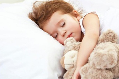 Bé 2 tuổi vã mồ hôi, tay chân cứng khi ngủ