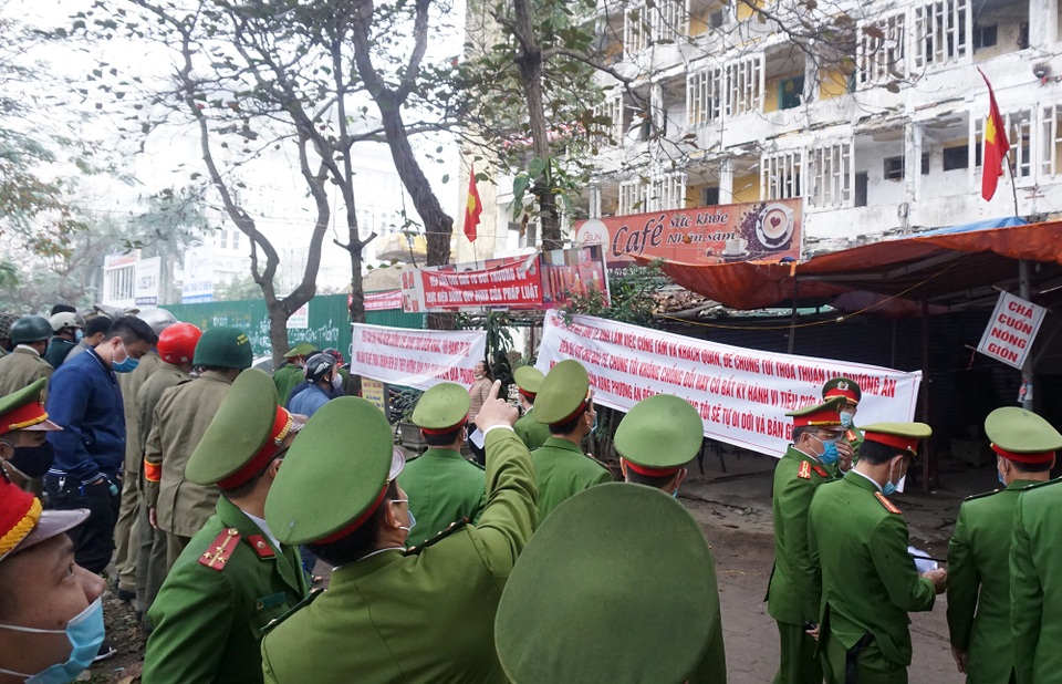 Vụ người dân quyết bám trụ chung cư nguy hiểm: Cưỡng chế phá dỡ - 2 Vụ người dân quyết bám trụ chung cư nguy hiểm: Cưỡng chế phá dỡ - 2