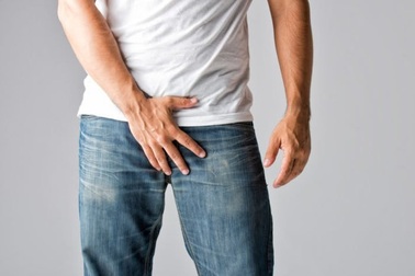 Quý ông suýt mất đoạn ruột vì đau vùng kín nhưng ngại đi khám