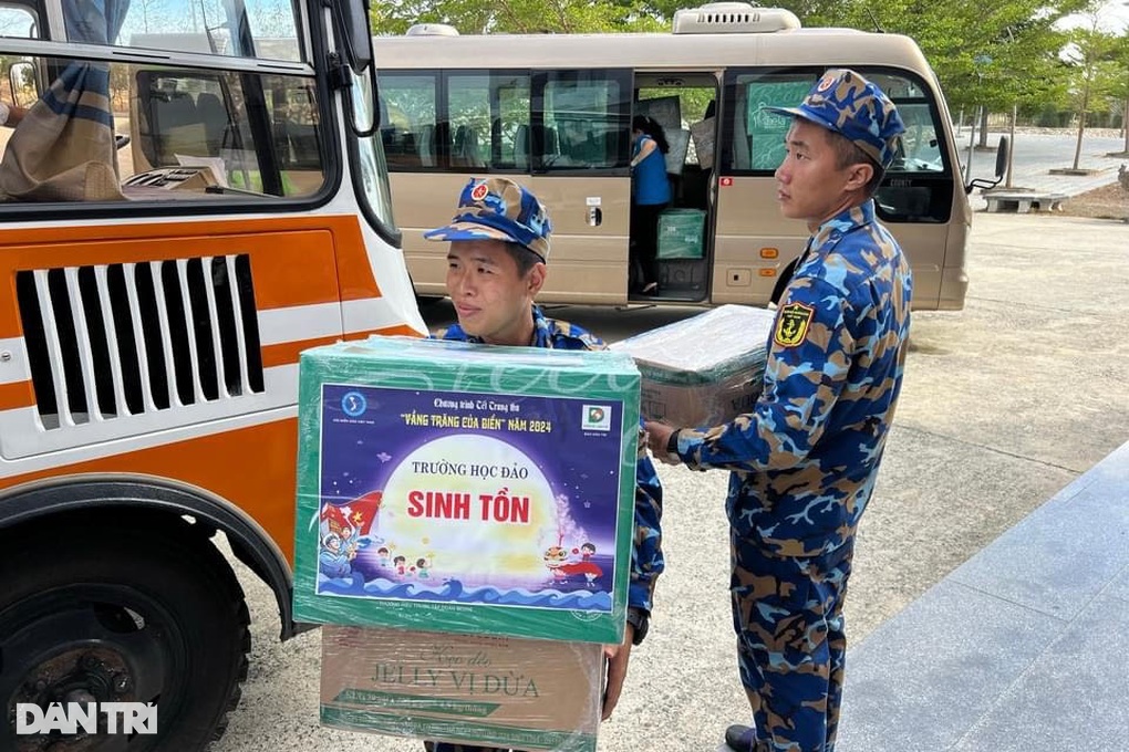 Vượt sóng mang Trung thu tới các em học sinh trên quần đảo Trường Sa - 11 Vượt sóng mang Trung thu tới các em học sinh trên quần đảo Trường Sa - 11