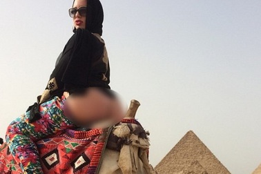 Xu hướng kỳ quái: Du khách thích thoát y trước các di tích lịch sử