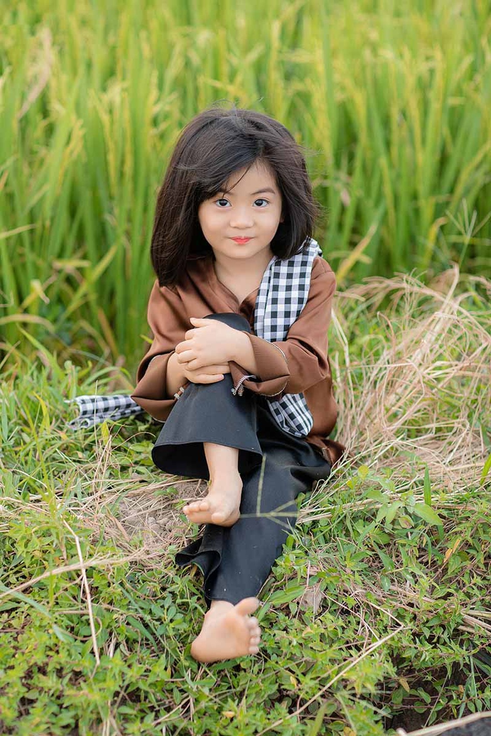 Bé gái xinh như thiên thần trên cánh đồng mùa lúa trổ bông - 11 Bé gái xinh như thiên thần trên cánh đồng mùa lúa trổ bông - 11