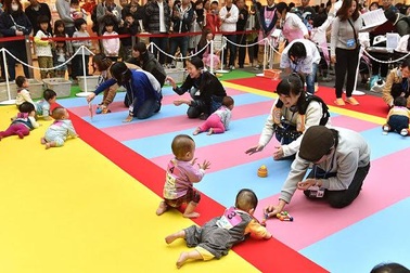 600 em bé bò tới kỷ lục thế giới