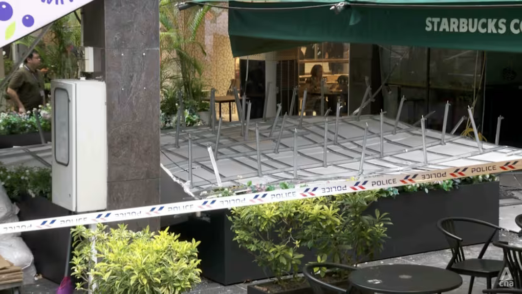 Mảng trần của quán ăn bất ngờ đổ sập đè 6 học sinh, 1 thai phụ nhập viện - 1 Mảng trần của quán ăn bất ngờ đổ sập đè 6 học sinh, 1 thai phụ nhập viện - 1