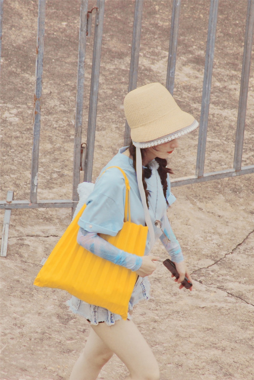 “Gái một con” Triệu Lệ Dĩnh được khen ngày càng đẹp! - 2