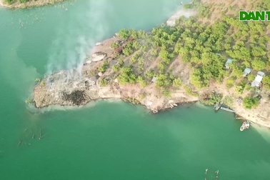 "Công trường" gỗ lậu khủng bị đốt, tẩu tán dưới lòng hồ